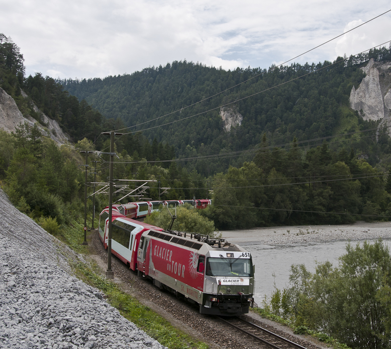 RhB Ge 4/4 III 651  Fideris  mit Werbung fr den Glacier Express am 13. August 2010 im Rheintal.