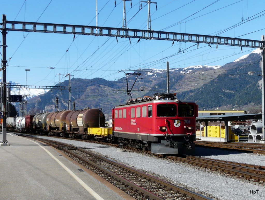 RhB - Ge 6/6  705 vor Gterzug bei der Ausfahrt aus dem Bahnhof Thusis am 07.0.2010
