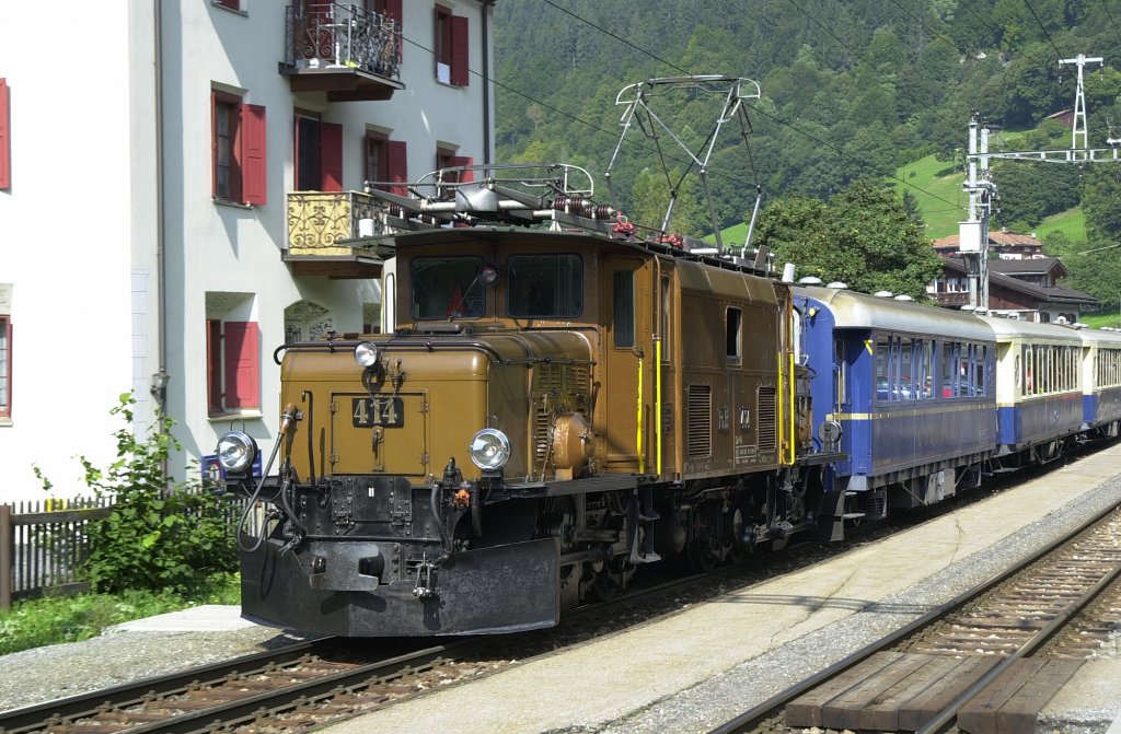 RhB Ge 6/6 bei der durchfahrt in Klosters Dorf.