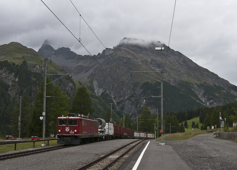 RhB Ge 6/6 II 704  Davos  am 12. August 2010 mit einem Gterzug bei Preda.
