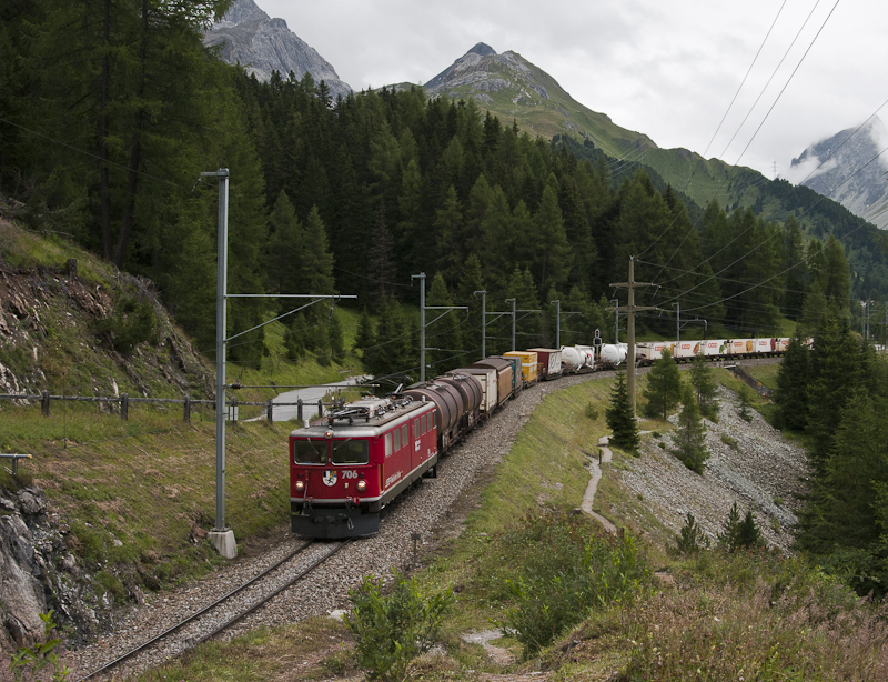 RhB Ge 6/6 II 706  Disentis/Mustr  am 12. August 2010 mit einem Gterzug bei Preda.