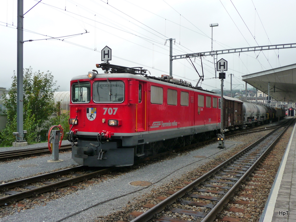 RhB - Gegenlichtaufname Lok Ge 6/6 707 mit Gterzug im Bahnhof Disentis am 17.09.2010