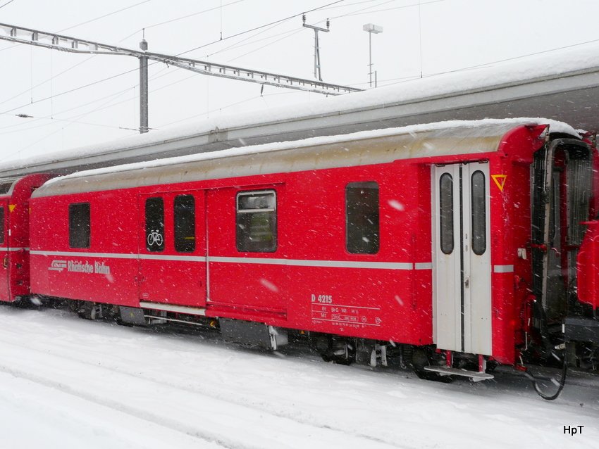 RhB - Gep�ckwagen D 4215 im Bahnhof Samedan am 04.12.2009