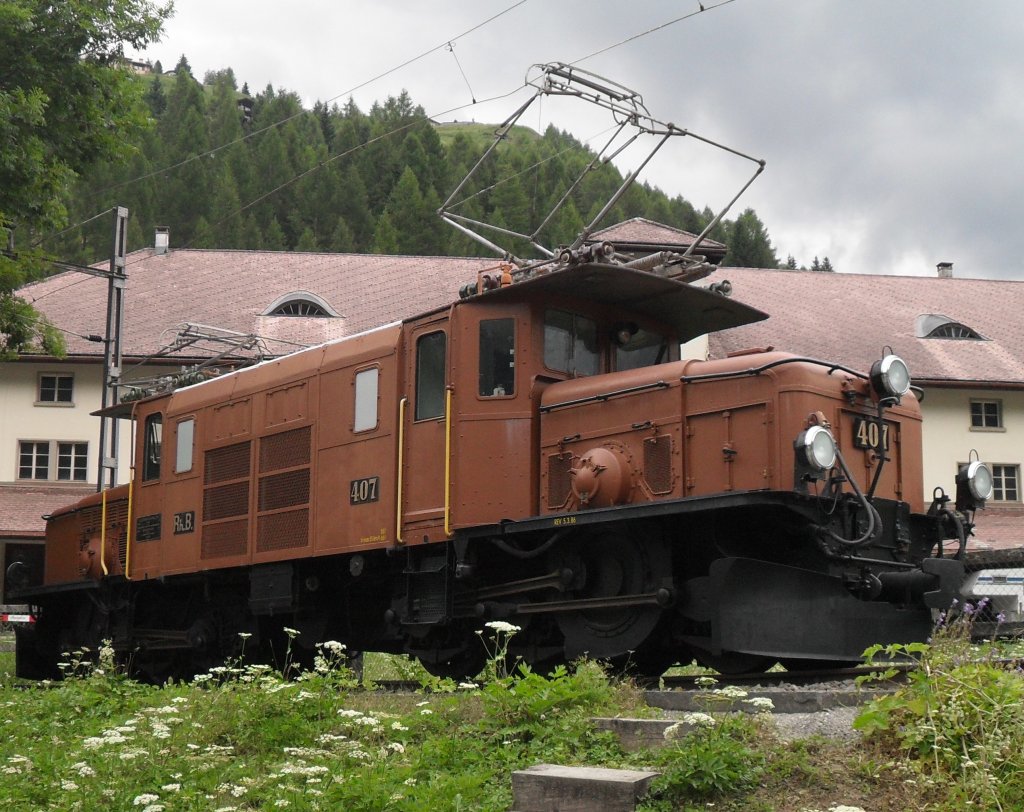 RHB Krokodil 407 (Ge 6/6 I 607) aufgestellt vor dem Bahnhof von Bergn als Denkmal.Hier in der Version mit alten Scheinwerfern.Juli 2010.