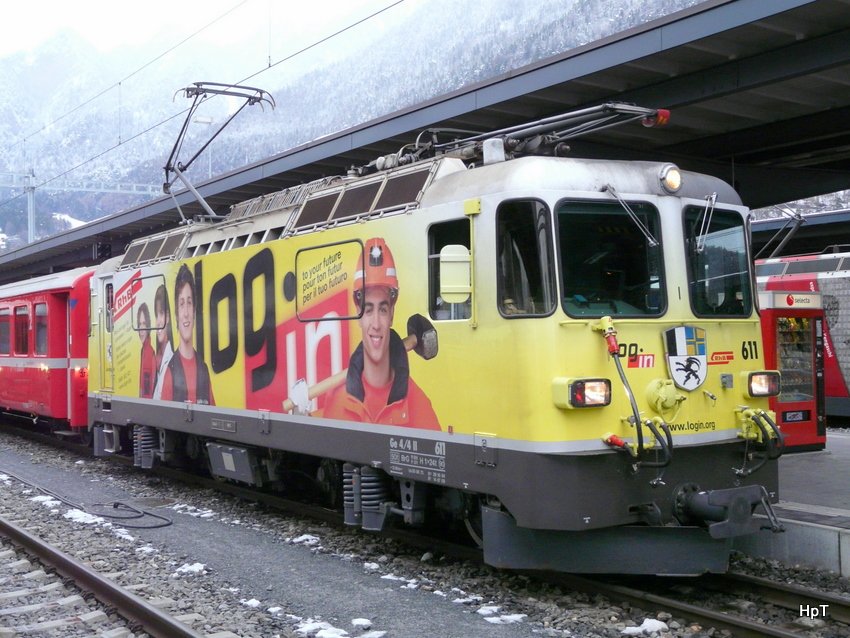 RhB - Login Werbelok Ge 4/4 611 vor Schnellzug im Bahnhof Chur am 04.12.2009