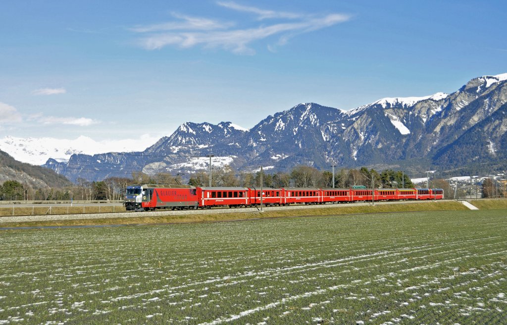 RhB Lok 651 mit Eigenwerbung``Galcier on Tour``vom Typ Ge 4'4 III ist mit dem Regio-Express 1145 nach St.Moritz unterwegs.Bild entstand bei Felsberg am 30.1.2013.