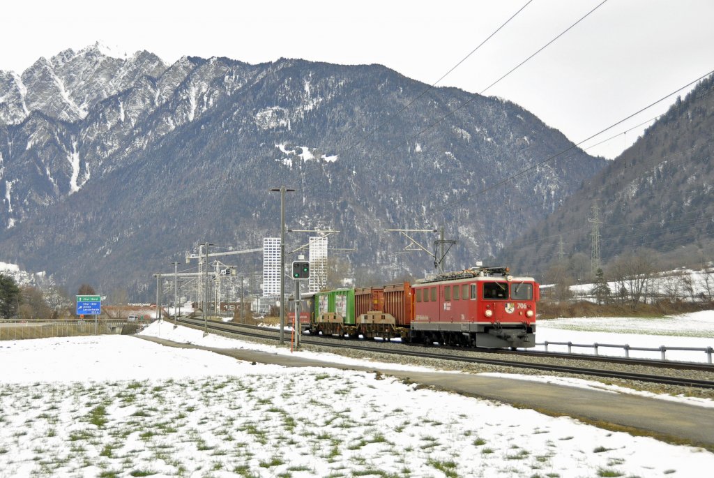 RhB Lok 706 vom Typ Ge 6'6 II auf den Namen``Disentis-Muster``ist mit einem Gterzug in Richtung Domat-Ems unterwegs.Bild Aufgenommen bei Felsberg am 29.1.2013.