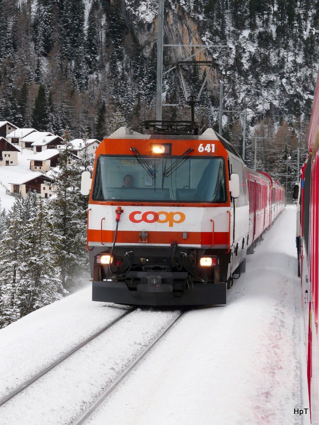 RhB - Lok Ge 4/4 641 unterwegs vor Schnellzug zwischen Bergn und Preda am 01.01.2010