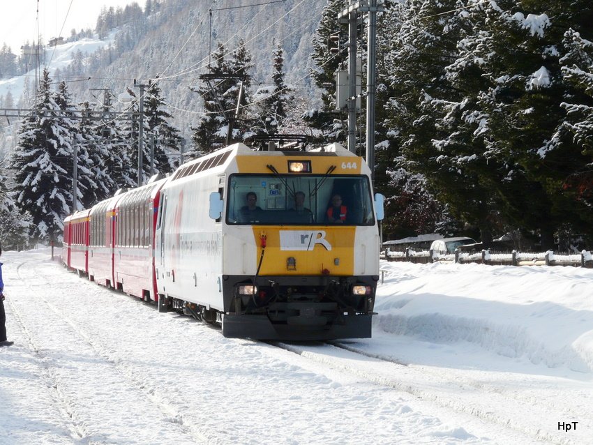 RhB - Lok Ge 4/4 644 unterwegs vor Schnellzug bei der einfahrt im Bahnhof Celerina am 01.01.2010