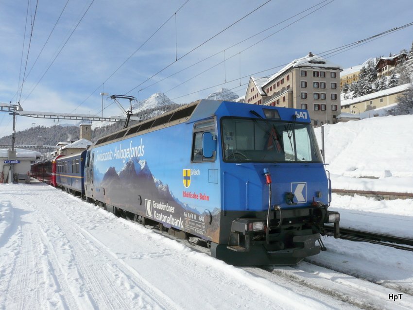 RhB - Lok Ge 4/4 647 unterwegs vor Schnellzug im Bahnhof von St.Moritz am 01.01.2010