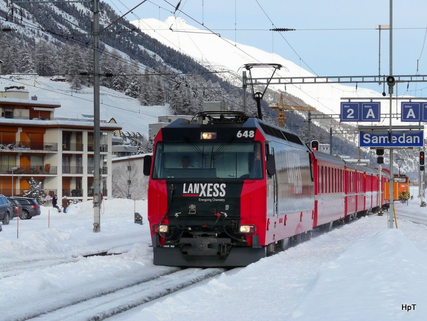 RhB - Lok Ge 4/4 648 unterwegs vor Schnellzug im Bahnhof von Samedan am 01.01.2010