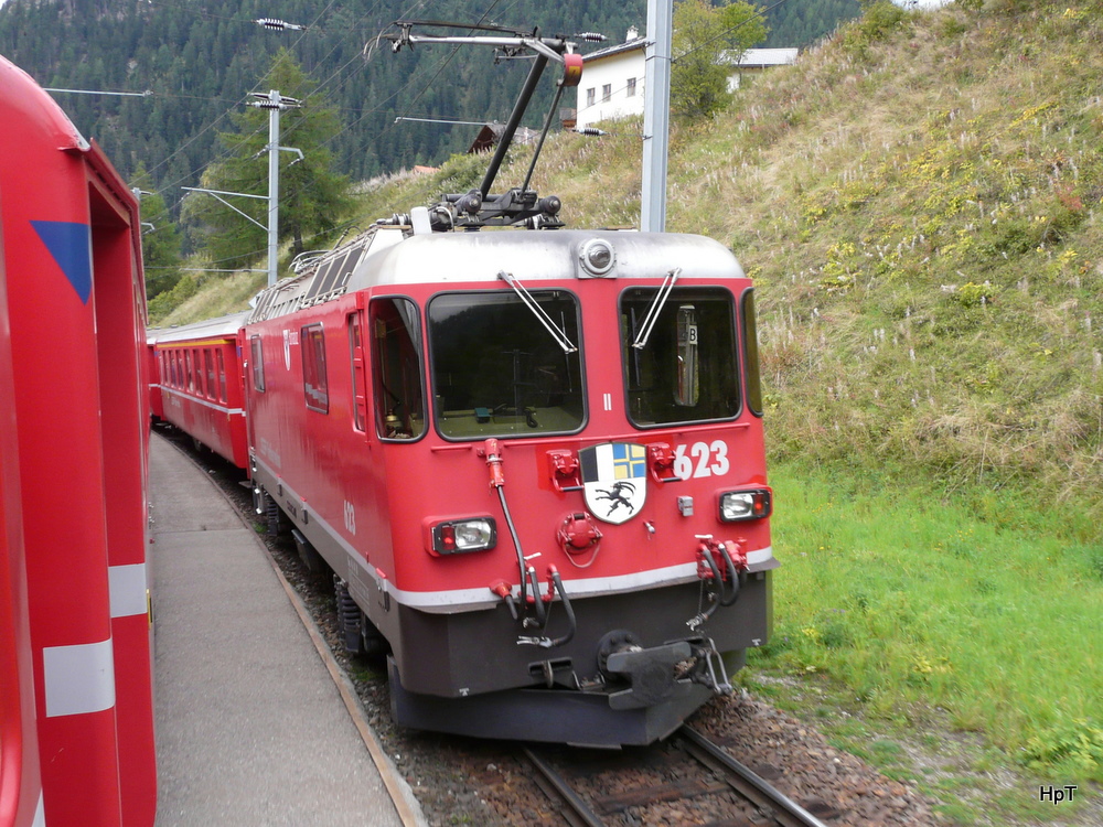 RhB - Lok Ge 4/4 623 mit Regio bei Kreuzung in Zernez am 14.09.2010