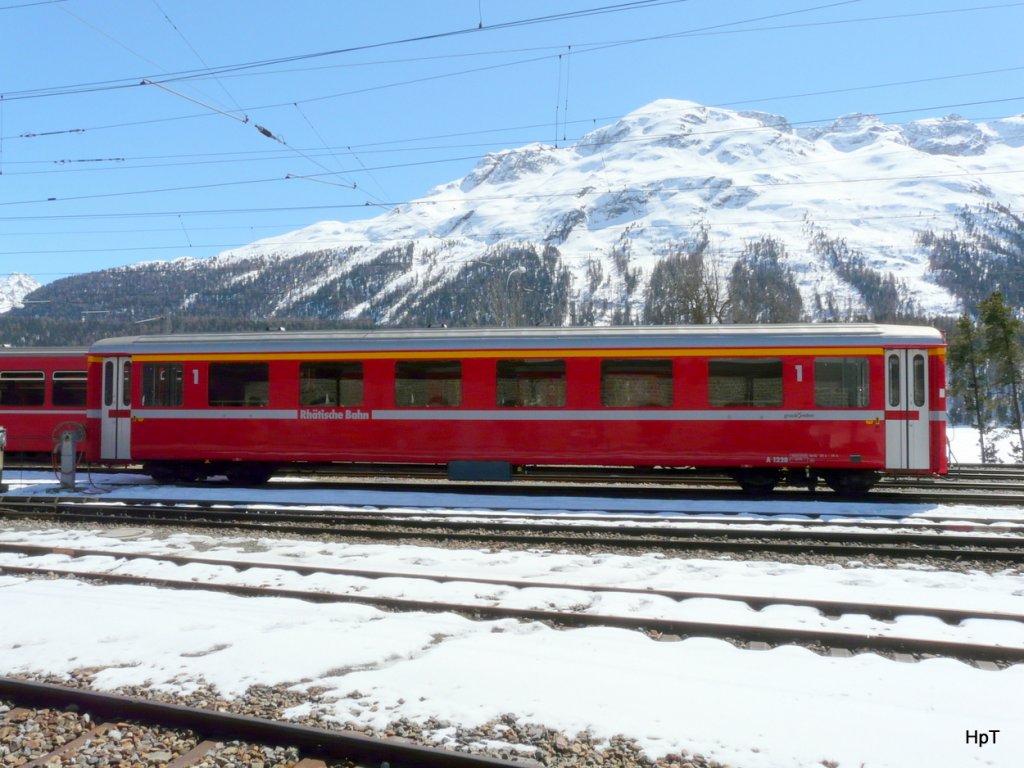 RhB - Personenwagen 1 Kl. A 1228 abgestellt in St.Moritz am 07.04.2010