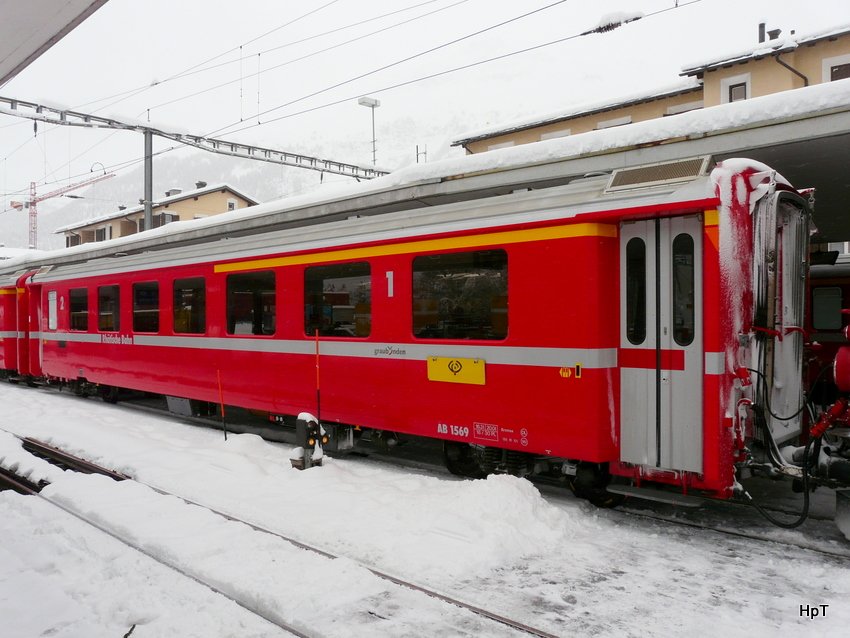 RhB - Personenwagen 1+2 Kl. AB 1569 im Bahnhof von Samedan am 04.12.2009