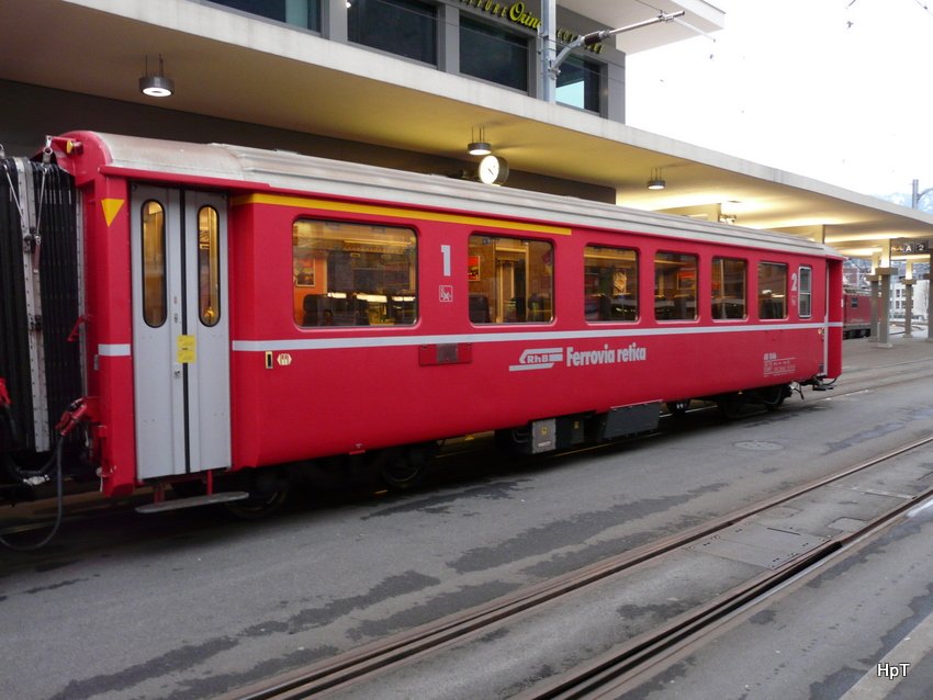 RhB - Personenwagen 1/2 KL. AB 1546 im Bahnhof Chur am 01.01.2010 ...  17:26:57, Belichtungsdauer: 0.067 s (10/150) (1/15), Blende: f/2.8, ISO: 200, Brennweite: 4.60 (46/10)