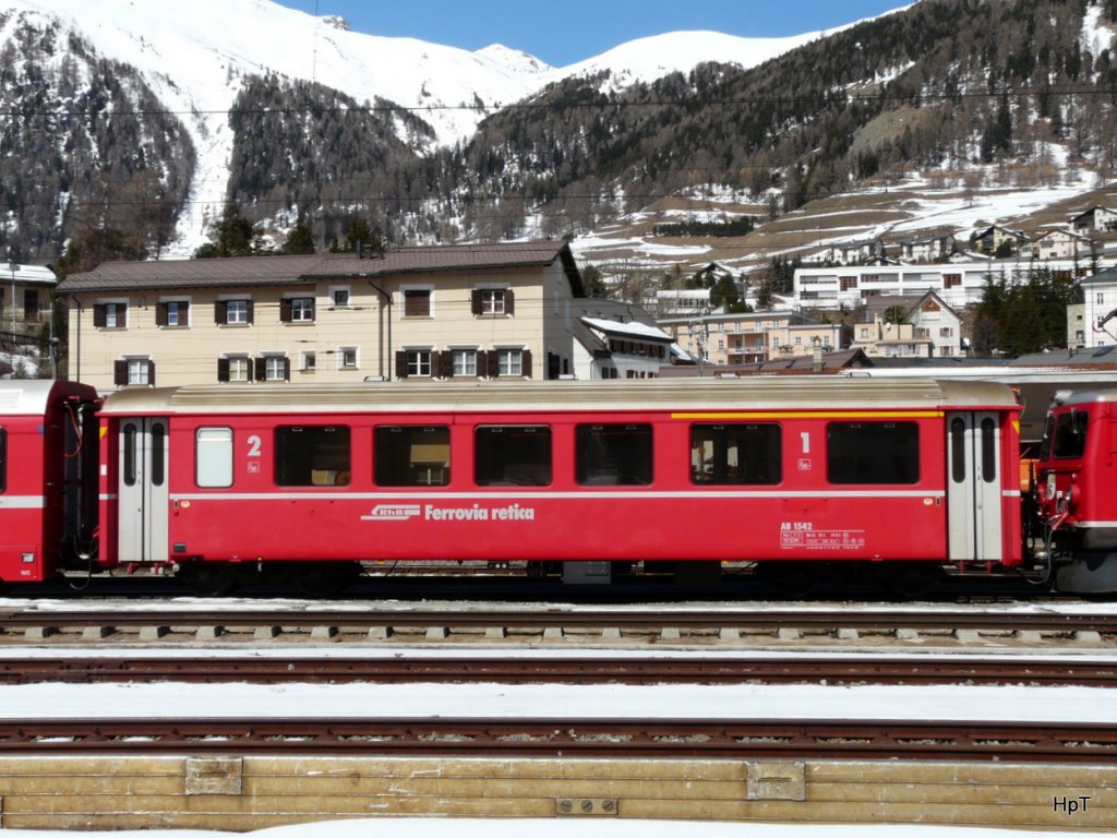 RhB - Personenwagen 1+2 Kl. AB 1542 unterwegs in Samedan am 07.04.2010