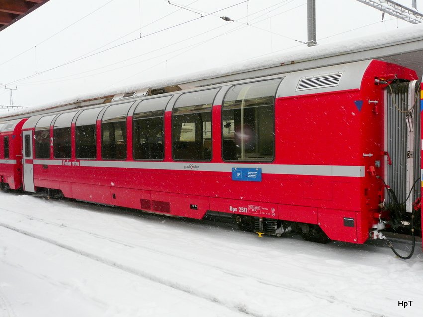 RhB - Personenwagen 2 Kl. Bps 2511 im Bahnhof von Samedan am 04.12.2009