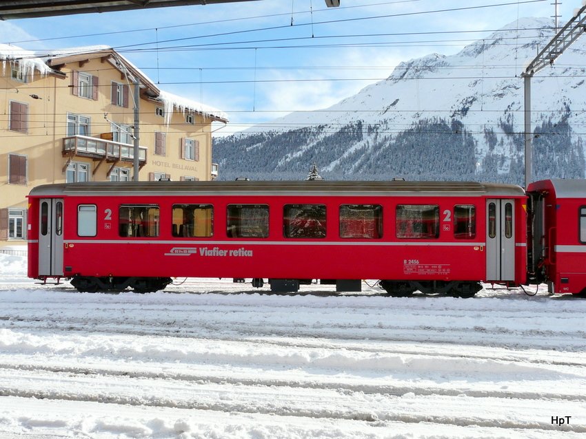 RhB - Personenwagen 2 Kl. B 2456 in St.Moritz am 01.01.2010