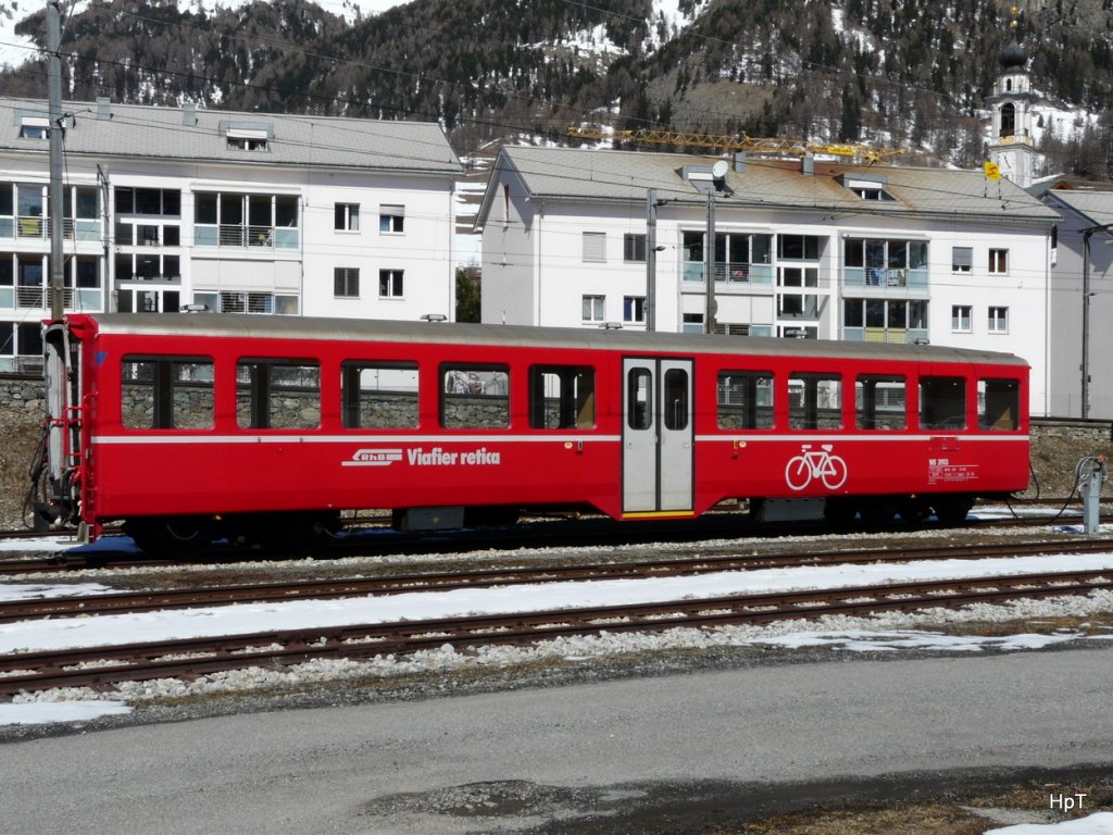 RhB - Personenwagen 2 Kl. WS 3913 abgestellt in Samedan am 07.04.2010