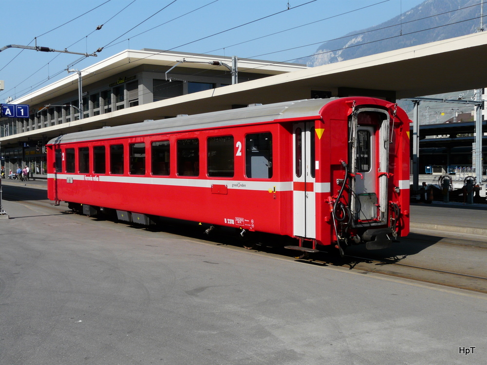 RhB - Personenwagen 2 Kl. B 2318 auf dem Bahnhofsvorplatz in Chur am 22.04.2011