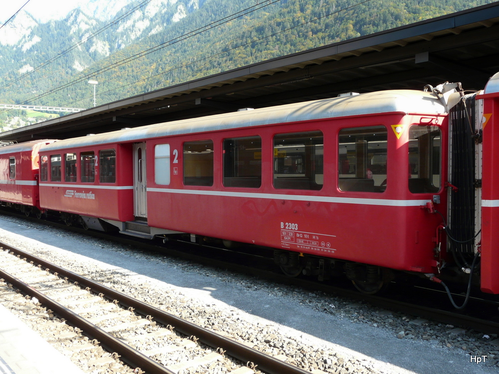 RhB - Personenwagen 2 Kl.  B 2303 im Bahnhof Chur am 26.09.2011