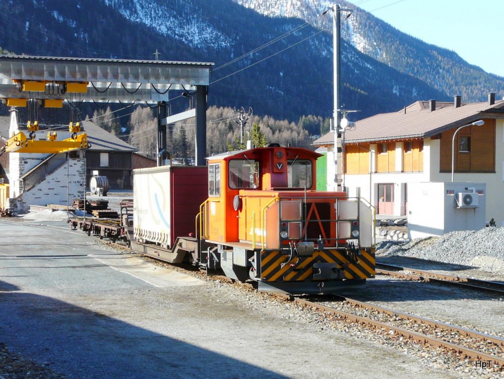 RhB - Rangierlok Tmf 2/2  90 bei Rangierarbeiten in Zernez am 07.04.2010