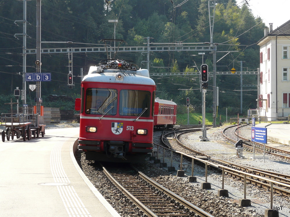 RhB - Regio mit dem Be 4/4 513 bei der einfahrt im Bahnhof Reichenau am 26.09.2011