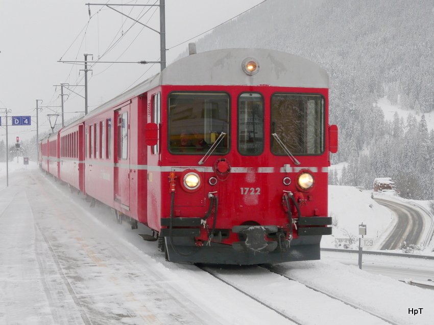 RhB - Regio nach Pontresina bei der einfahrt in die Haltestelle von Sagliains am 04.12.2009