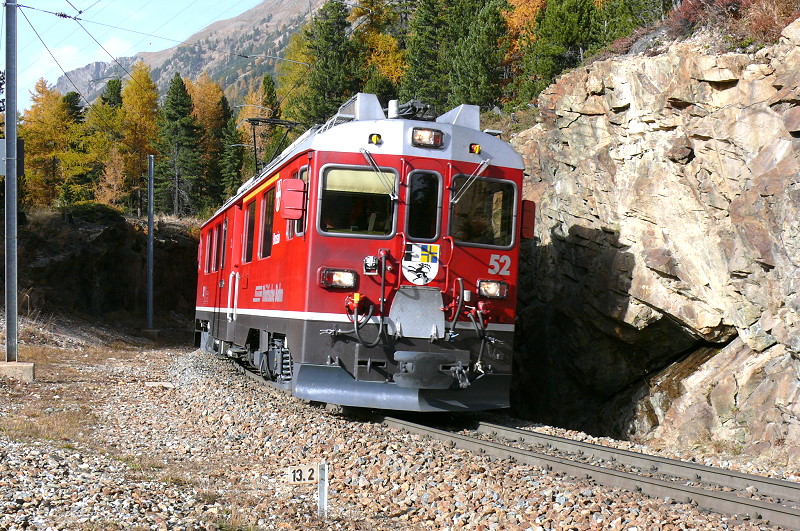 RhB - Regionalzug 1643 von St.Moritz nach Tirano am 13.10.2008 bei Montebello mit Triebwagen ABe 4/4 III 52 - ABe 4/4III 53 - B - B - AB - BD - Lb
