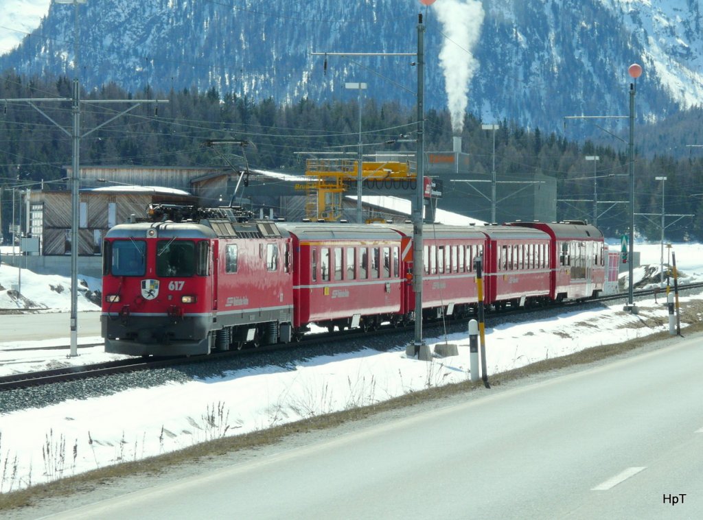 RhB - Schnappschuss von der Ge 4/4 617 mit Regio unterwegs zwischen Pontresina und Samedan am 07.04.2010 .. Bild wurde durch die Frontscheibe eines Neoplan der Engadin Bus whrend der Fahrt gemacht .. 12:11:37, Belichtungsdauer: 0.002 s (10/5000) (1/500), Blende: f/6.3, ISO: 100, Brennweite: 30.00 (300/10), 