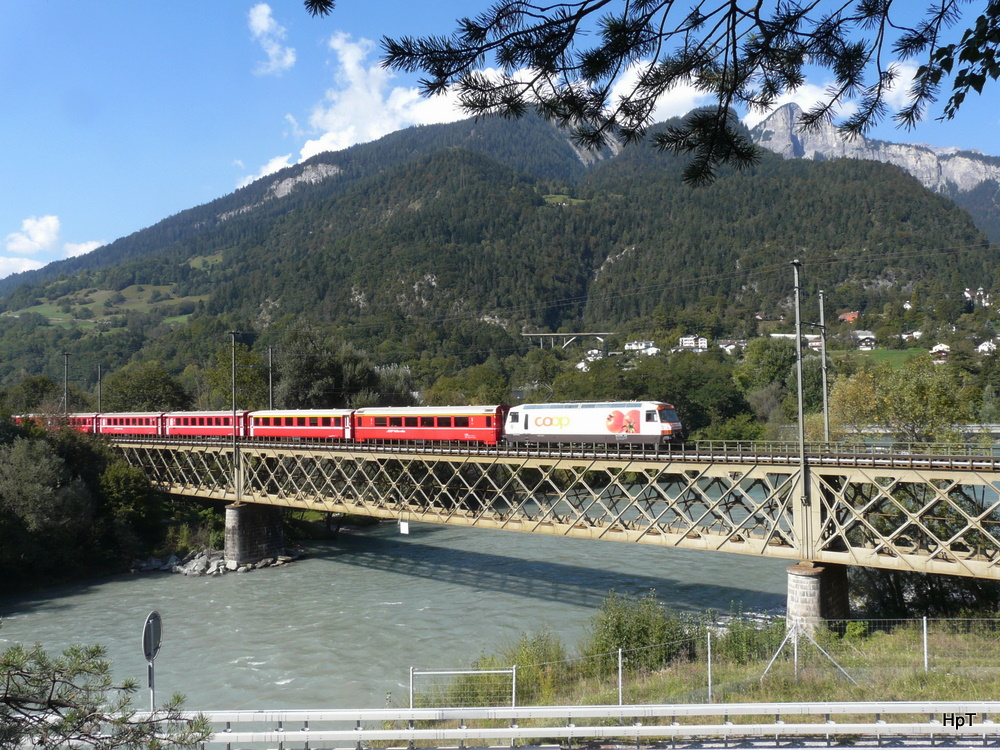 RhB - Schnellzug mit der Ge 4/4 641 unterwegs bei Reichenau am 26.09.2011