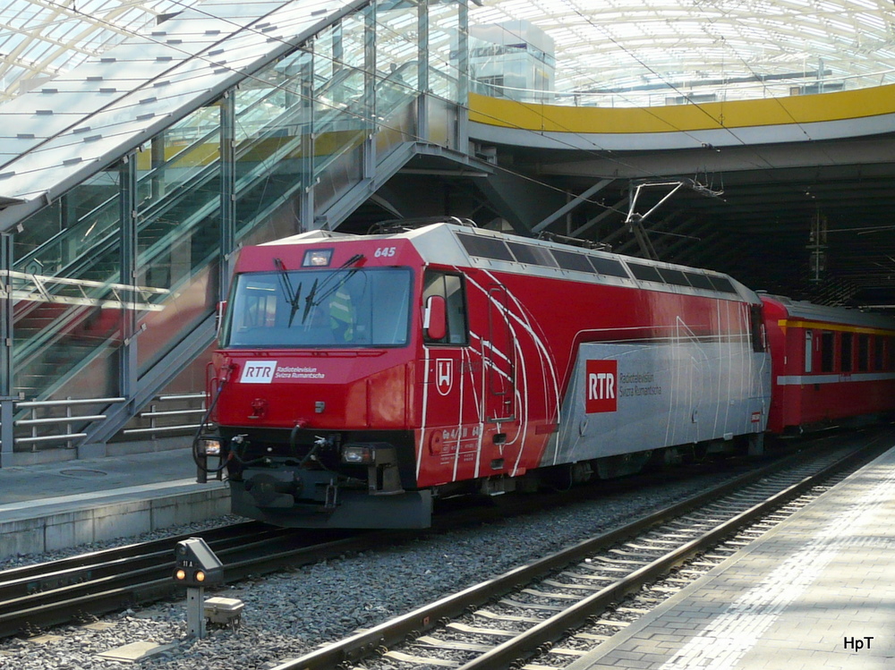 RhB - Schnellzug mit der Ge 4/4 645 bei der einfahrt im Bahnhof Chur am 26.09.2011