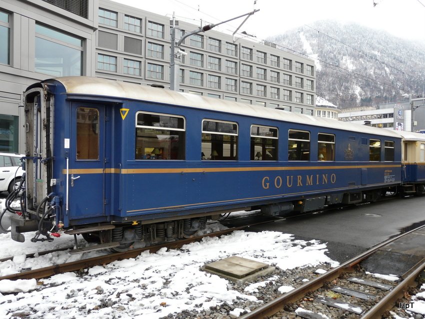 RhB - Speisewagen WR 3811   GOURMINO   im Bahnhof Chur am 04.12.2009