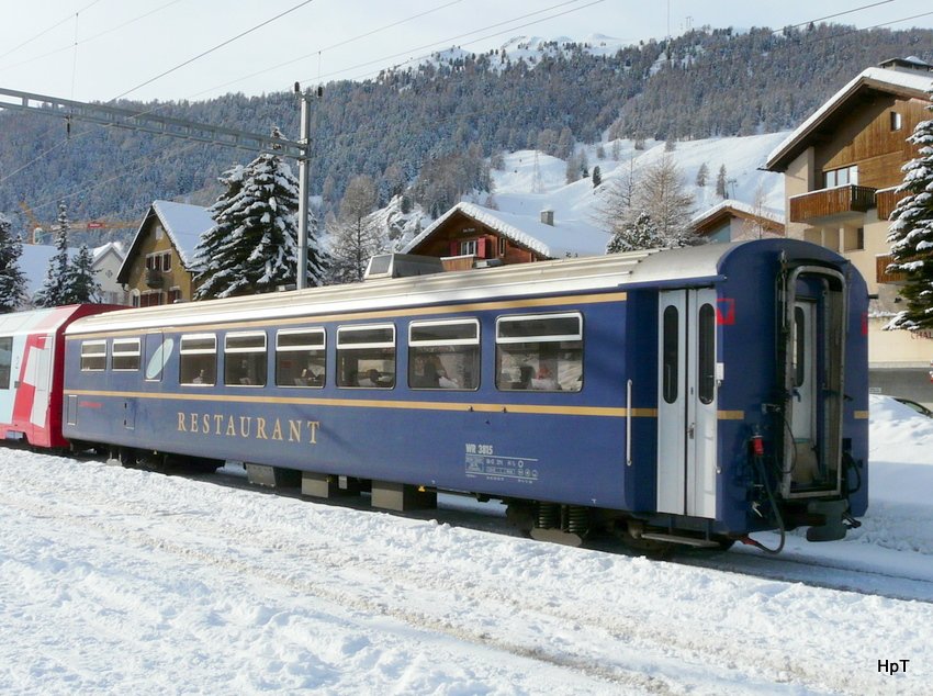 RhB - Speisewagen WR 3815 am Schluss eines Schnellzuges nach St.Mortiz hier im Bahnhof Celerina am 01.01.2010 ... 15:01:16, Belichtungsdauer: 0.002 s (10/5000) (1/500), Blende: f/6.3, ISO: 100, Brennweite: 5.00 (50/10)