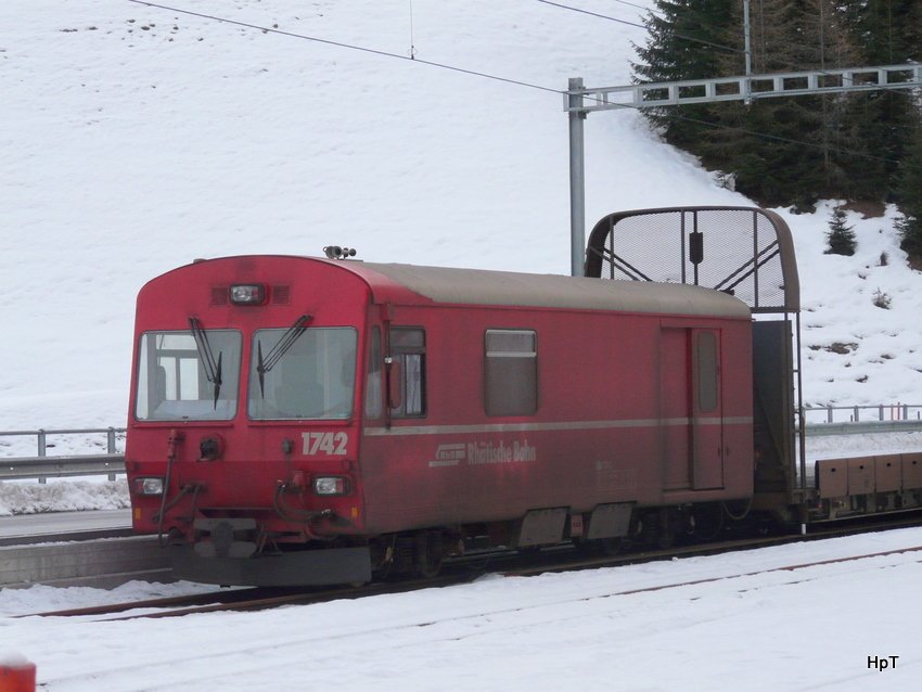 RhB - Steuerwagen des Autozuges BDt 1742 bei der Autoverladestelle in Klosters am 01.01.2010