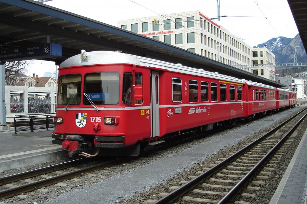 Rhb-Triebwagen 1715 steht abfahrtsbereit in Chur nach Thusis  3.03.10