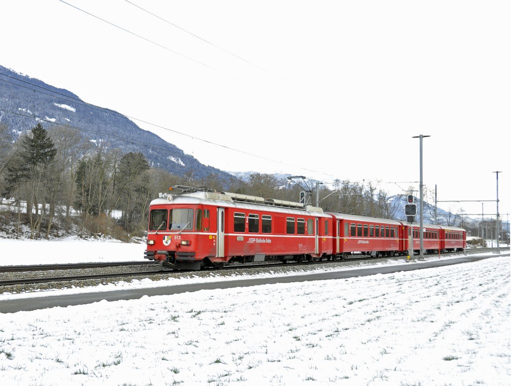 RhB Triebwagen 512 vom Typ Be 4'4 ist mit der S2 1554 nach Chur unterwgs.Der Zug durchfhrt den Bahnhof Felsberg am 29.1.2013.Die RhB Besitzt 6 Exemplare von diesem Triebwagen die seid 1971 im Einsatzt sind.