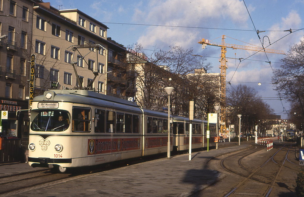 Rhb Tw 1014 mit Bw 1054 in der Mannheimer Kaiserstrae, Ecke Tattersall, 06.01.1987.