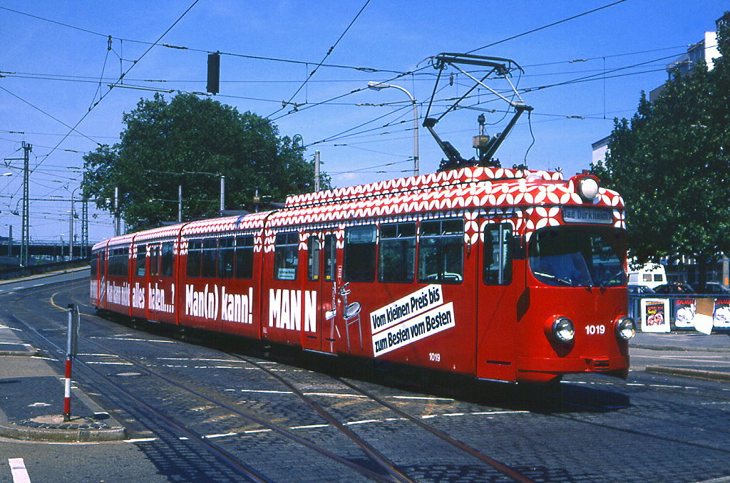 RHB Tw 1019 erreicht den Mannheimer Hauptbahnhof, 19.06.1989.