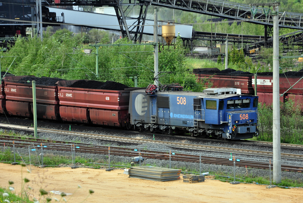 RheinBraun E-Lok 508 verl��t Ladestation f�r Braunkohle beim Abbaugebiet Hambach - 07.08.2011