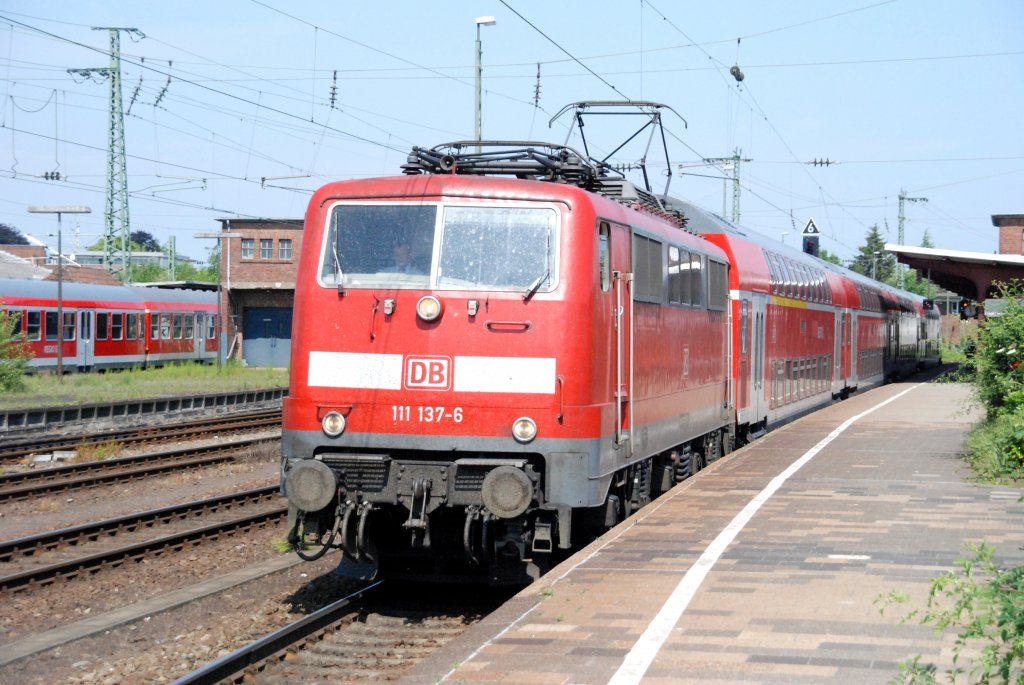 RHEINE (Kreis Steinfurt), 06.06.2010, 111 137-6 als RE15 nach Münster Hbf