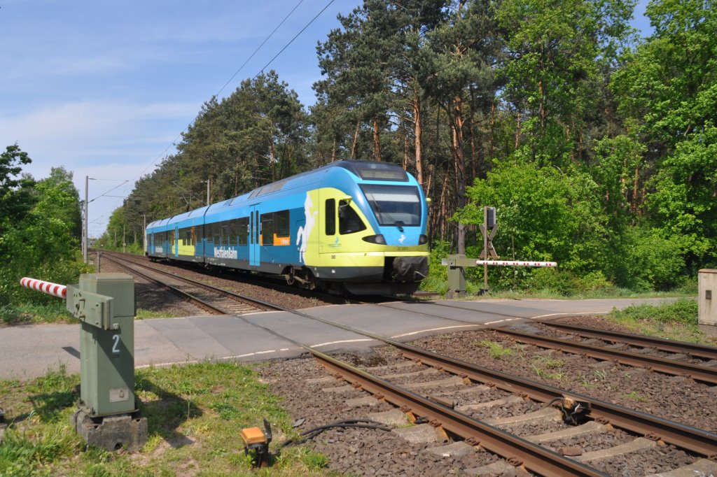 RHEINE (Kreis Steinfurt), 07.05.2011, ET003 der Westfalenbahn als RB 65 nach Rheine am Bahnübergang Albrocker Rampe im Ortsteil Mesum