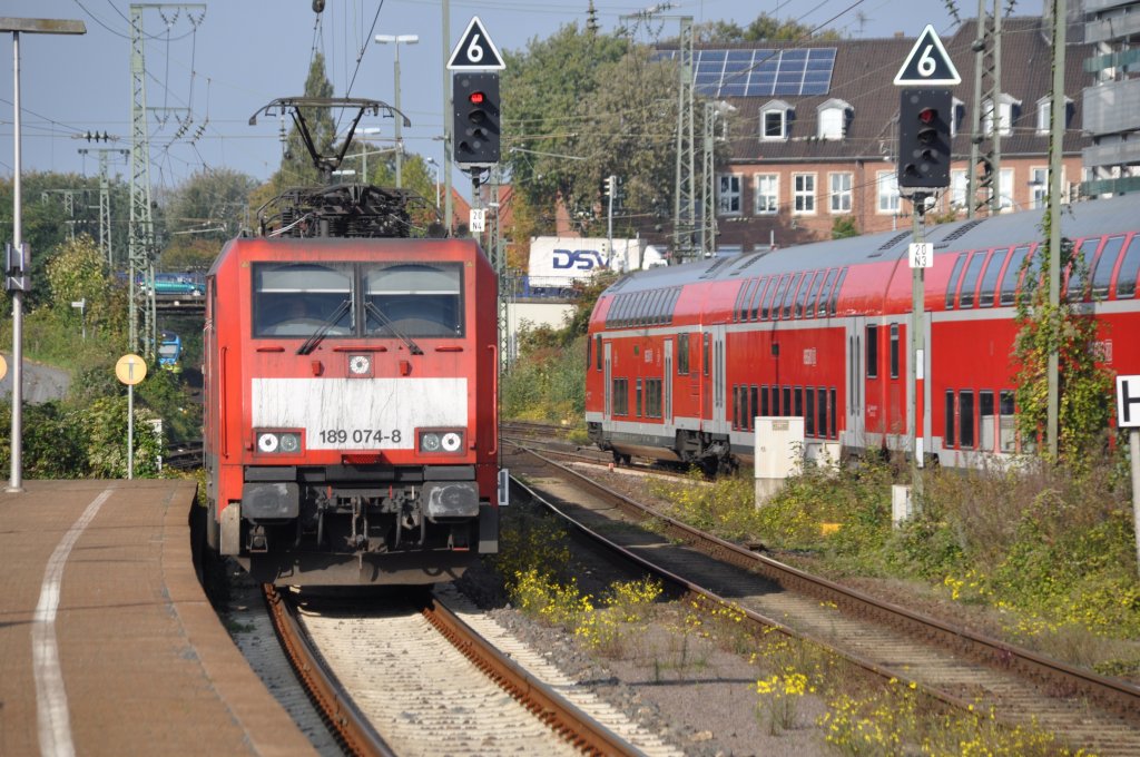 RHEINE (Kreis Steinfurt), 18.10.2010, 189 074-8 vor einem Güterzug bei der Durchfahrt durch den Bahnhof Rheine