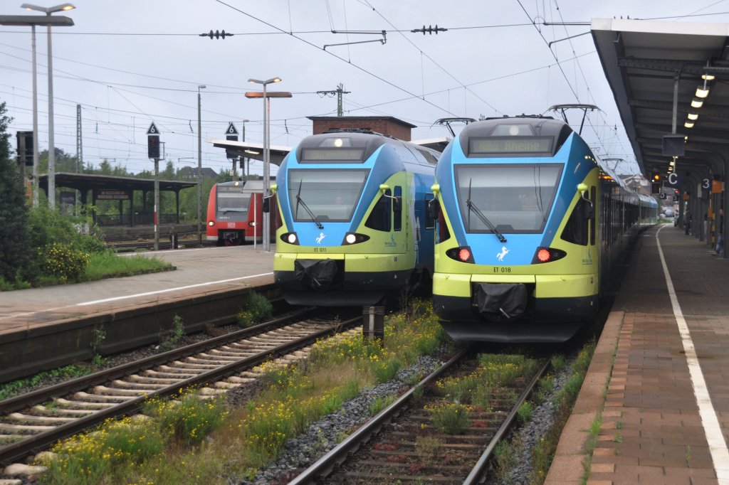 RHEINE (Kreis Steinfurt), 19.08.2011, Hochbetrieb im Bahnhof: rechts ET018 in Doppeltraktion mit ET009 als RB 65 von Münster/Westf. Hbf, daneben ET011 (ebenfalls Westfalenbahn) als RB 61 nach Bielefeld Hbf