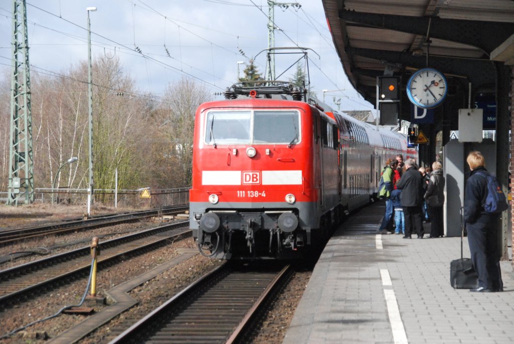 RHEINE (Kreis Steinfurt), 21.03.2010, 111 138-4 als RE15 nach Münster/Westf. Hbf bei der Einfahrt