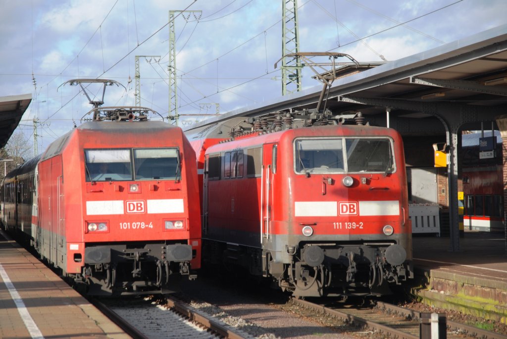 RHEINE (Kreis Steinfurt), 22.11.2009, Bahnhof Rheine: rechts 111 139-2 hinter einem Regional-Express nach Emden Hbf, links 101 078-4 vor dem IC 145 von Amsterdam über Berlin nach Szczecin Głowny