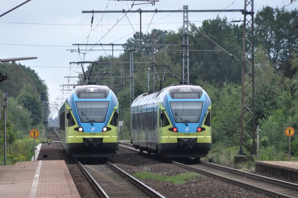 RHEINE (Kreis Steinfurt), 29.08.2010, ET 018 (BR 429) und ET 004 (BR 427) der Westfalenbahn als RB 65, links nach Rheine bei der Einfahrt in den Bahnhof Rheine-Mesum, rechts nach Münster Hbf bei der Ausfahrt