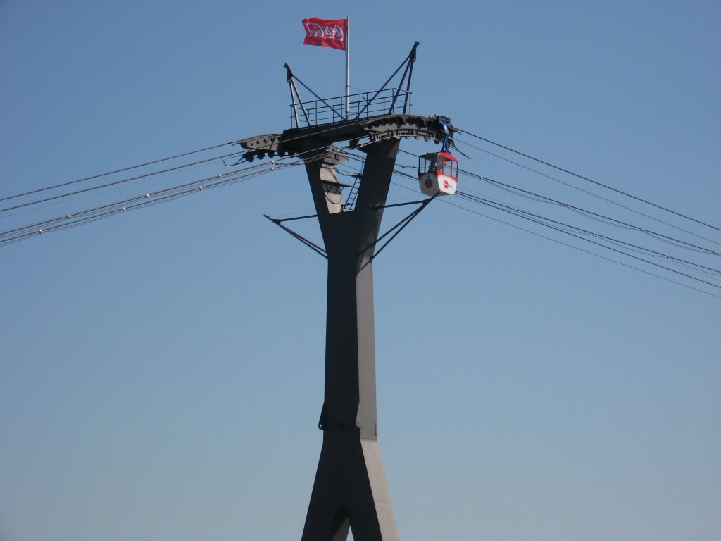 Rheinseilbahn Kln am 06. April 2010. Wenn man ganz genau hinschaut erkennt man das der Passagier der Seilbahn gerade ein Foto macht.