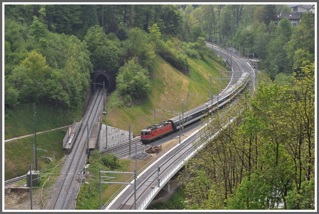 RheintalExpress 3817 nach Chur befhrt das neue 2.Gleis Richtung Mrschwil. Die neue Verbindungslinie zur SOB wird anscheinend noch nicht befahren. (03.05.2011)