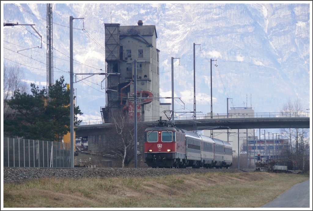 RheintalExpress 3819 m,it Re 4/4 II 11191 verlsst Buchs SG und passiert soeben das ehemalige Basaltwerk. (04.01.2010)